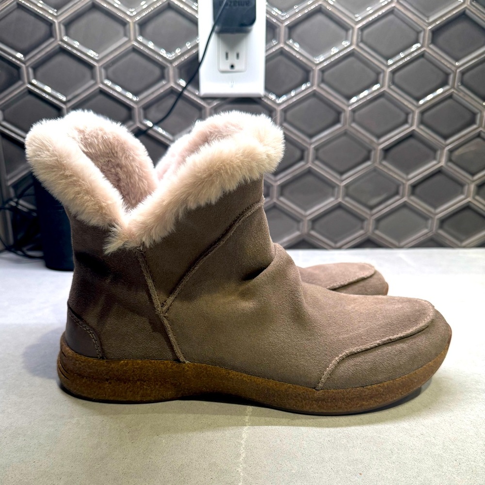 Taos Booties. Great condition. Only worn twice.